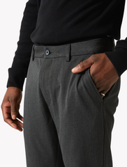 minimum • sofus • komfortable chino