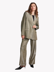 y.a.s • styles • schimmernder blazer