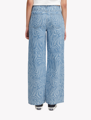 ichi • biane • marlene jeans