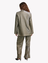 y.a.s • styles • schimmernder blazer